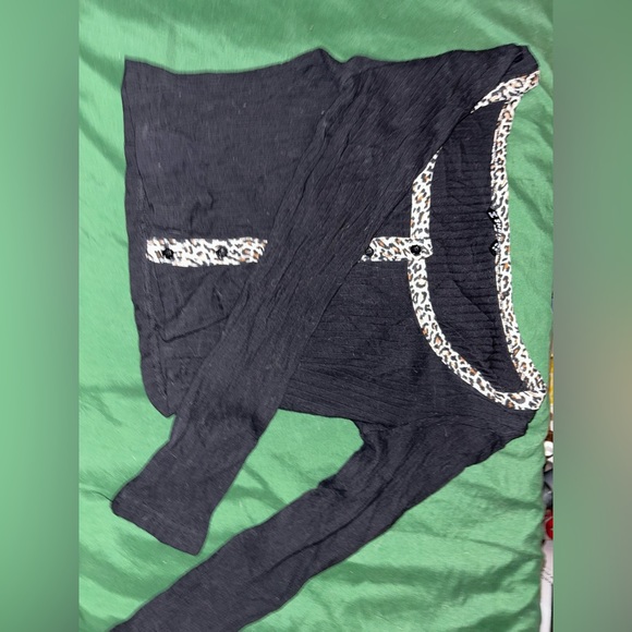 Black cropped long sleeve with cheetah print hem -shein - Picture 2 of 4